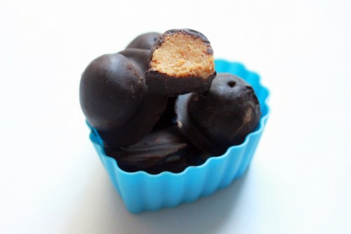 No Bake Chocolate Peanut Butter Balls (Low Carb)
