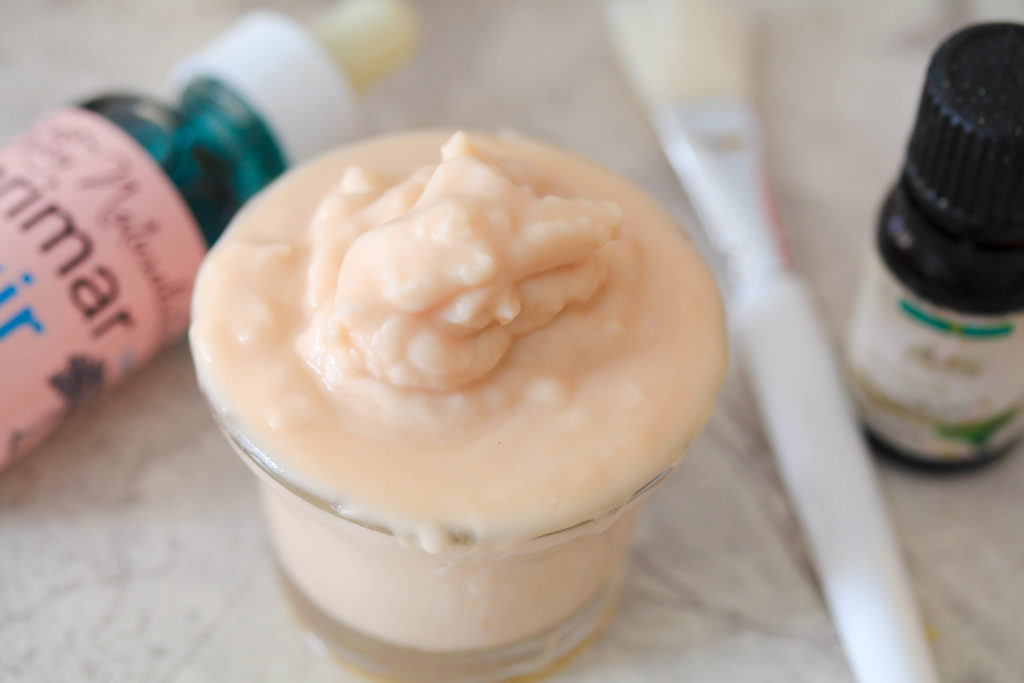 If you have dark scars try this easy all-natural mixture of baking soda and apple cider vinegar to make your skin glow and fade away dark scars.