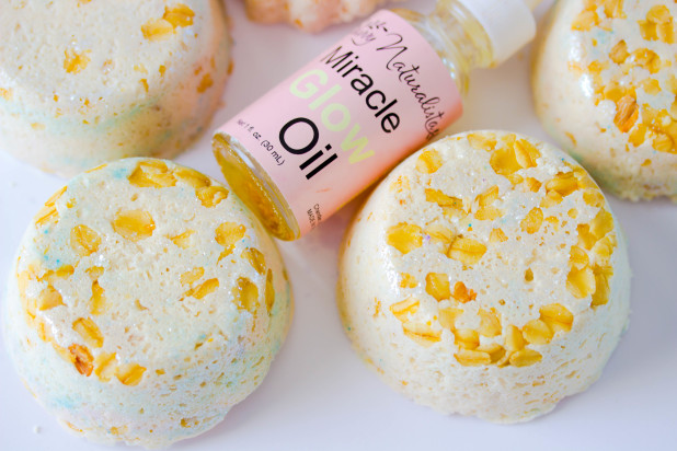 Make these easy oatmeal foot fizzies that will detoxify and soothe the feet while removing dead skin cells!